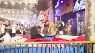 I love this beautiful mechanical bull riding ♥️♥️el toro mecánico excelente 16 de Junio 2024 #3