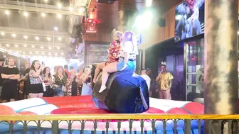 I love this beautiful mechanical bull riding ♥️♥️el toro mecánico excelente 16 de Junio 2024 #4