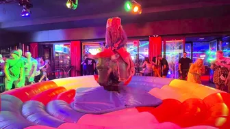 Mechanical bull riding ♥️♥️♥️♥️ toro mecánico 7 de Junio 2024 en Benidorm Spain ♥️♥️♥️♥️ #8