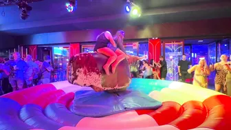 Mechanical bull riding ♥️♥️♥️♥️ toro mecánico 7 de Junio 2024 en Benidorm Spain ♥️♥️♥️♥️ #9