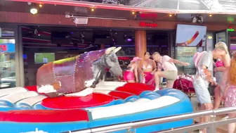 Mechanical bull riding ♥️♥️toro mecánico en el Champion bar 19 de Junio 2024 en Benidorm #6