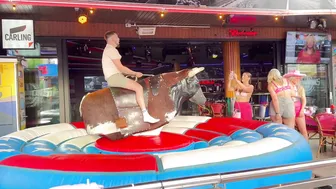 Mechanical bull riding ♥️♥️toro mecánico en el Champion bar 19 de Junio 2024 en Benidorm #7