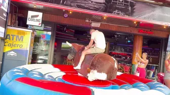 Mechanical bull riding ♥️♥️toro mecánico en el Champion bar 19 de Junio 2024 en Benidorm #8