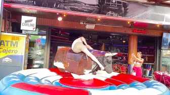 Mechanical bull riding ♥️♥️toro mecánico en el Champion bar 19 de Junio 2024 en Benidorm #9