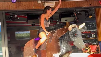 Lady mechanical bull riding 20th of June 2024 ♥️♥️ chica montando toro mecánico en Benidorm #1