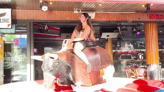 Lady mechanical bull riding 20th of June 2024 ♥️♥️ chica montando toro mecánico en Benidorm #10