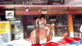 Lady mechanical bull riding 20th of June 2024 ♥️♥️ chica montando toro mecánico en Benidorm #2