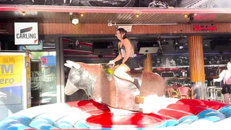 Lady mechanical bull riding 20th of June 2024 ♥️♥️ chica montando toro mecánico en Benidorm #3