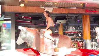 Lady mechanical bull riding 20th of June 2024 ♥️♥️ chica montando toro mecánico en Benidorm #5