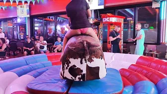 please you must watch this beautiful and exciting bull riding in Benidorm ♉ #4