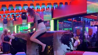 October 2nd mechanical bull riding ♉Vaya chica montando el toro mecanico