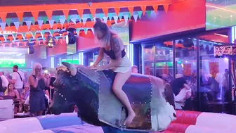 October 2nd mechanical bull riding ♉Vaya chica montando el toro mecanico #3