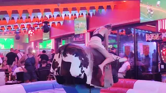 October 2nd mechanical bull riding ♉Vaya chica montando el toro mecanico #4