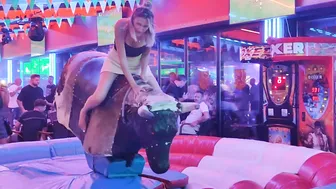 October 2nd mechanical bull riding ♉Vaya chica montando el toro mecanico #6