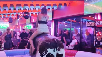 October 2nd mechanical bull riding ♉Vaya chica montando el toro mecanico #7