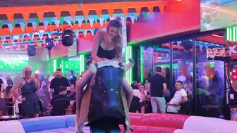 October 2nd mechanical bull riding ♉Vaya chica montando el toro mecanico #8