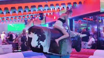 October 2nd mechanical bull riding ♉Vaya chica montando el toro mecanico #9