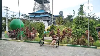 Jalan jalan ke Taman Bunga Di Bawah Menara Pinggiran Kota #8