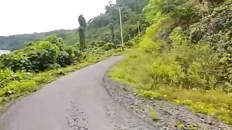 Pemandangan alam yang indah Kampung di Bawah kaki Gunung dan Air Terjun di tepi Jalan #3