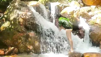 Pemandangan alam yang indah Kampung di Bawah kaki Gunung dan Air Terjun di tepi Jalan #5