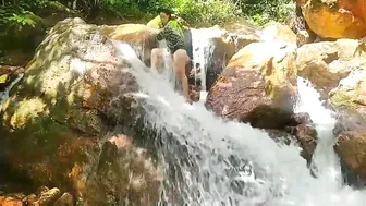 Pemandangan alam yang indah Kampung di Bawah kaki Gunung dan Air Terjun di tepi Jalan #6