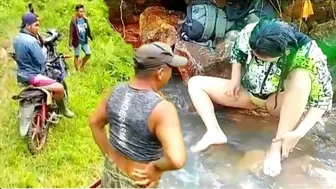 Aktivitas Warga di Tengah Hutan Airnya Dingin udara Pegunungan Sejuk Relaksasi Mandi di Air Terjun