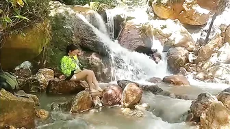 Aktivitas Warga di Tengah Hutan Airnya Dingin udara Pegunungan Sejuk Relaksasi Mandi di Air Terjun #7