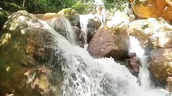 Aktivitas Warga di Tengah Hutan Airnya Dingin udara Pegunungan Sejuk Relaksasi Mandi di Air Terjun #9