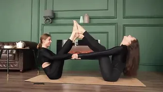 COZY & SUPER FUNNY YOGA CHALLENGE WITH LISA #contortion#stretching#yoga #6