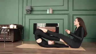 COZY & SUPER FUNNY YOGA CHALLENGE WITH LISA #contortion#stretching#yoga #7