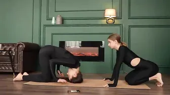 COZY & SUPER FUNNY YOGA CHALLENGE WITH LISA #contortion#stretching#yoga #8