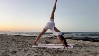 YOGA FLOW & SUNRISE ON THE BEACH ✨♥️♥️| My healthy habits #contortion#stretching#yoga #8