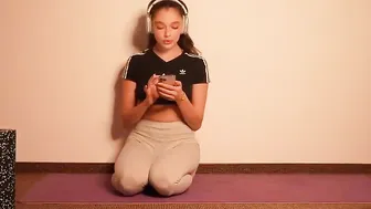 Intense Cardio Yoga Which Will Make You Sweat by Mirra #contortion#stretching#yoga #2