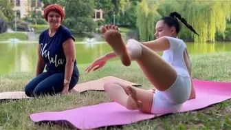 YOGA WITH MY MOM ???? Basic Stretching For Beginners with Mirra #contortion#yoga#stretching