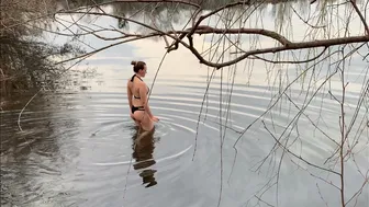 April. Swimming in cold water. Закаливание, моржевание #1