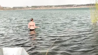 April. Swimming in cold water. Закаливание, моржевание в очень переменчивую погоду #4