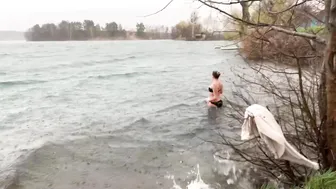 April. Swimming in cold water. Закаливание, моржевание в очень переменчивую погоду #9