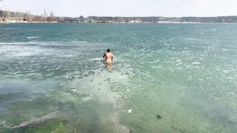 March, swimming in ice water. закаливание, моржевание и помощь рыбаку в разбиении льда #8