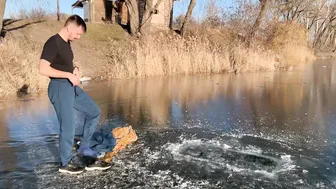 Моржевание, закаливание. diving into ice water #2