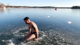 Моржевание, закаливание. diving into ice water #3