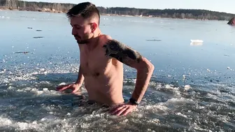 Моржевание, закаливание. diving into ice water #4