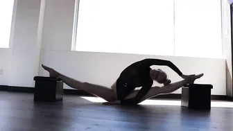 SPLITS, Overspilt Progress. Saturday Yoga Flow and Stretch #8