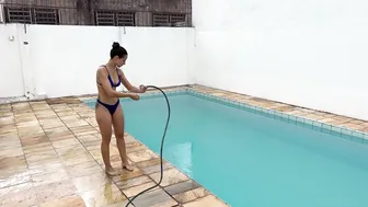 PINTANDO A PAREDE DA PISCINA E BANHO DE MANGUEIRA #10