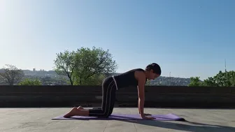 Exercise under the shade of bamboo trees, comfortable in cool weather