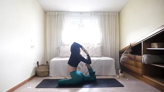 Winter Solstice Yoga: 2-Minute Full Body Flow for Relaxation & Realignment with Coco Yoga #6