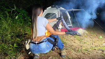 ASMR CAMPING NIGHT - Brazilian GIRL COOKING in NATURE - 4K