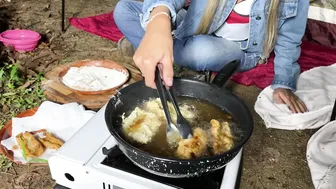 ASMR CAMPING NIGHT - Brazilian GIRL COOKING in NATURE - 4K #8