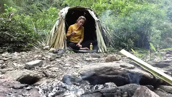 Solo Bushcraft - Camping Alone in the Forest, Building Survival Shelter, Free Life - Living Off Grid #9