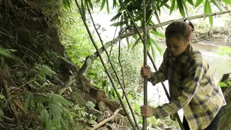 Bushcraft trip - Build a complete survival shelter - A hut under a tree with a grass roof and shrubs #3