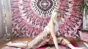 Stretching at home with Daily Sweet #7